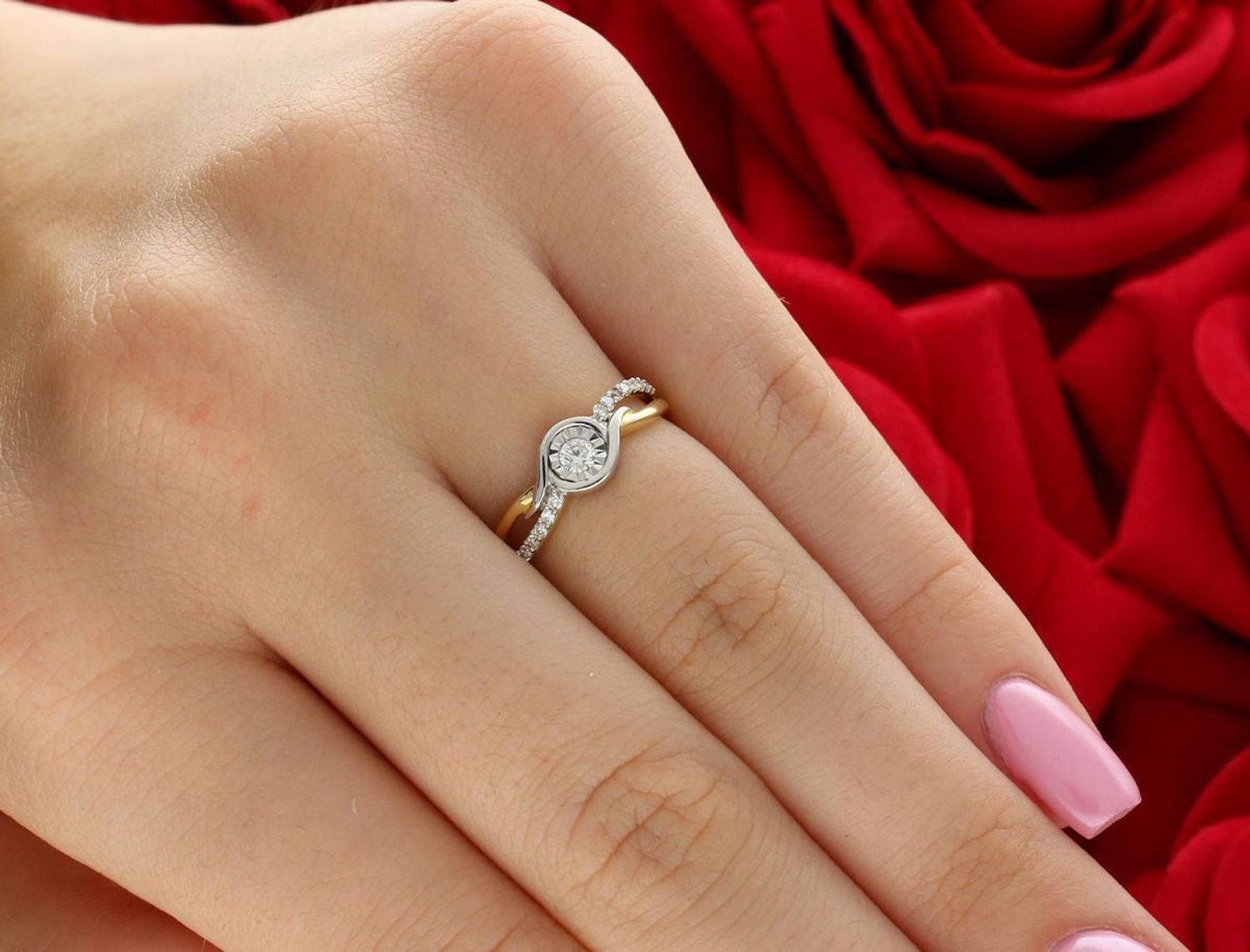 Klasyczny pierścionek zaręczynowy z żółtego i białego złota 585, rozmiar 12. 17 diamentów o masie 0,15 ct. Certyfikat PTG. Idealny prezent z klasą.1.jpg